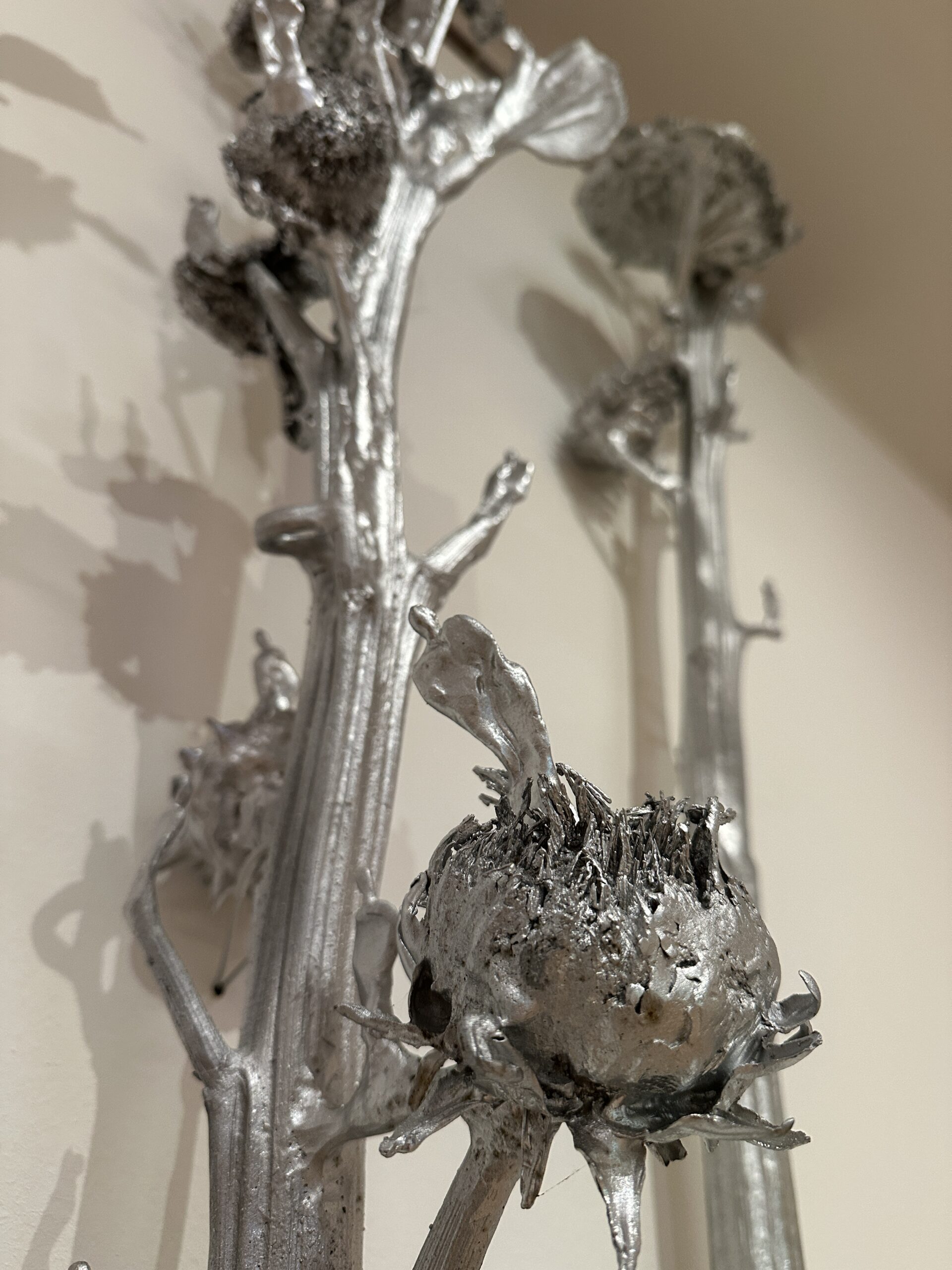 IMG_8729 Ein weiteres Highlight der Ausstellung war die Leihgabe von Gunter Damisch. Der regionale Künstler stellte seine Sonnenblumen-Skulptur aus Aluminium zur Verfügung, die perfekt in die Ausstellung passt und die Schönheit und Kraft der Natur eindrucksvoll darstellt.
