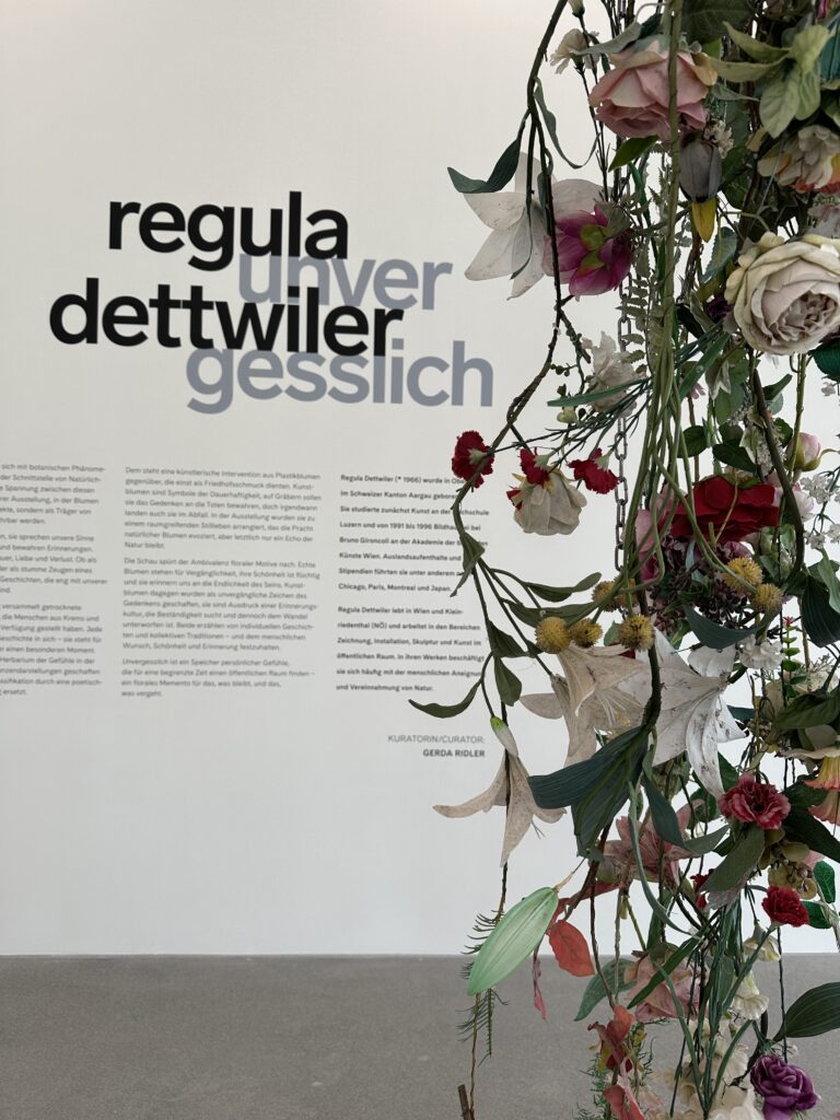 Ausstellung und Präsentation In der Ausstellung "Flower Power: Eine Kulturgeschichte der Pflanzen" sind Dettwilers Werke zu sehen, die diese Themen aufgreifen und die Besucher:innen dazu anregen, die Natur und ihre künstlichen Nachbildungen aus einer neuen Perspektive zu betrachten. Ihre Arbeiten hinterfragen die Beziehung zwischen Natur und Künstlichkeit und bieten eine kritische Reflexion über die moderne Welt.