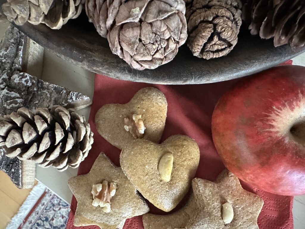 Heute zaubere ich mir diesen Duft wieder in die Küche – mit meinem Lieblingsrezept für Honiglebkuchen mit Brennnesselsamen.